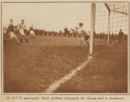 872904 Afbeelding van een spelmoment uit de voetbalwedstrijd U.V.V. (Utrecht) tegen Gouda op het U.V.V.-terrein aan de ...